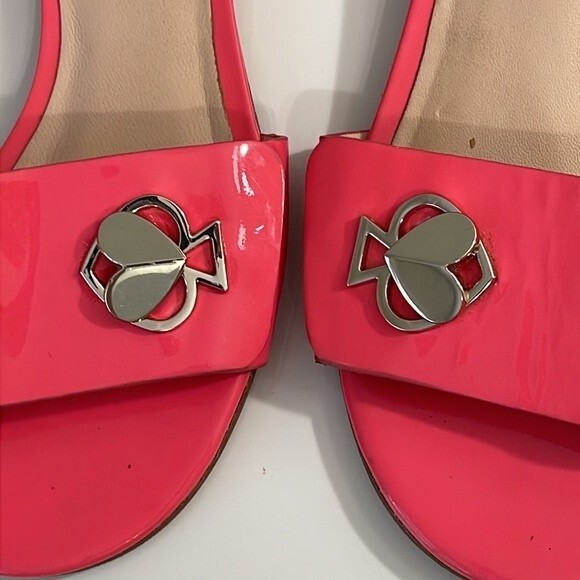 Kate Spade Ferry‎ Size 6 pink patent leather slides sandals w/ silver logo.  EUC - Picture 9 of 10